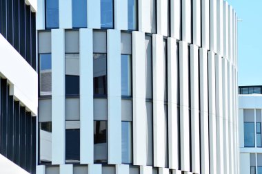 Çelik ve camdan yapılmış modern ofis binası.