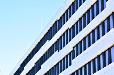 Çelik ve camdan yapılmış modern ofis binası.