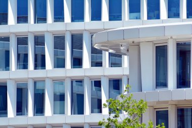 Çelik ve camdan yapılmış modern ofis binası.