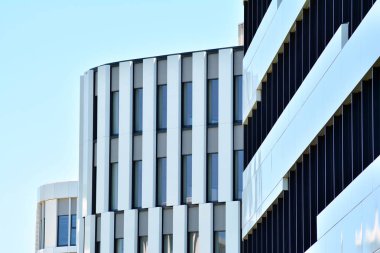 Çelik ve camdan yapılmış modern ofis binası.