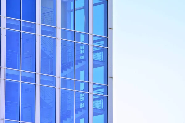 鋼とガラスで作られた近代的なオフィスビルの壁 — ストック写真