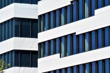 Çelik ve camdan yapılmış modern ofis binası.