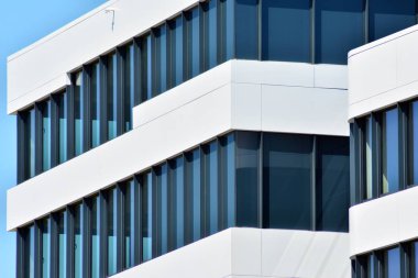 Çelik ve camdan yapılmış modern ofis binası.