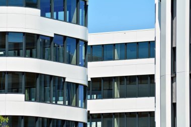 Çelik ve camdan yapılmış modern ofis binası.