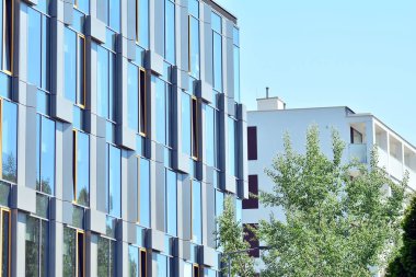 Çelik ve camdan yapılmış modern ofis binası.