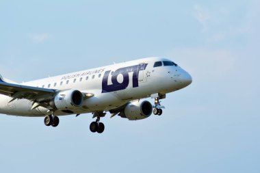 Varşova, Polonya. 1 Haziran 2018. Yolcu uçak iniş Chopin Havaalanı'nda hemen önce Sp-Ldf - Embraer Erj-170std - çok.