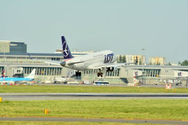 Varşova, Polonya. 1 Haziran 2018. Yolcu uçak iniş Chopin Havaalanı'nda hemen önce Sp-Ldf - Embraer Erj-170std - çok.