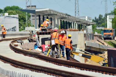Sıcak yaz gününde tren tamir demiryolu işçileri