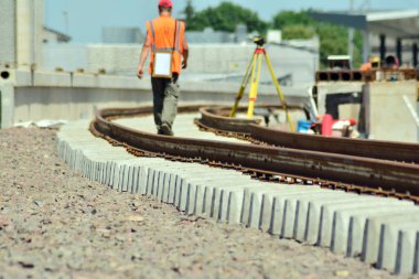 Sıcak yaz gününde tren tamir demiryolu işçileri