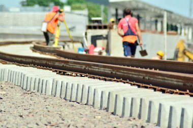 Sıcak yaz gününde tren tamir demiryolu işçileri