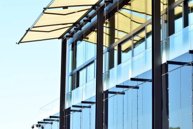 Çelik ve camdan yapılmış modern ofis binası.