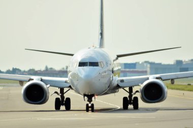 Uçak kalkıştan önce önden görünümü