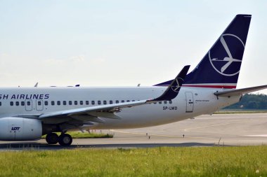 Varşova, Polonya. 4 Haziran 2018. Uçak Sp-Llg Lot - Polonya Havayolları Boeing 737 - 45 almaya hazırlanıyor d. 