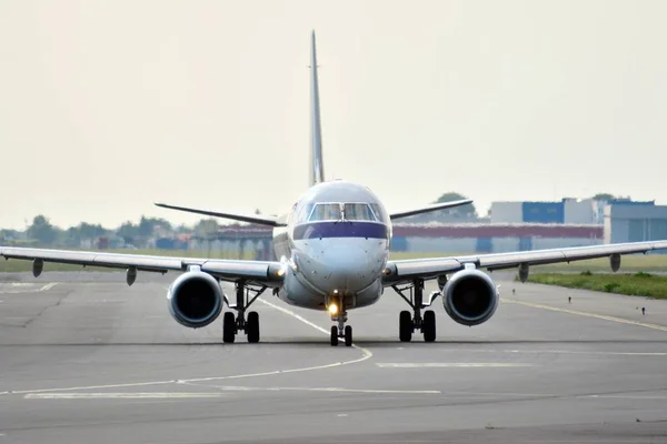 Front View Plane Takeoff — Stock Photo, Image