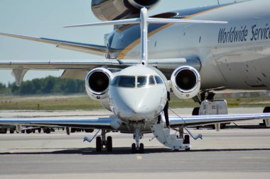 Varşova, Polonya. 6 Haziran 2018. Uçak Oe-Hpg - Bombardier Challenger 300 çıkarmaya hazırlanıyor.