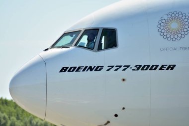 Varşova, Polonya. 6 Haziran 2018. Uçak A6-Epj - Boeing 777-31h(Er) - Emirlikleri çıkarmaya hazırlanıyor.