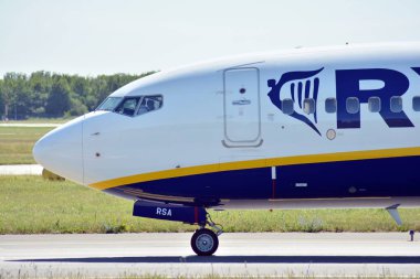 Varşova, Polonya. 6 Haziran 2018. Uçak Sp-Rsa - Boeing 737-8as - Ryanair güneş çıkarmaya hazırlanıyor.