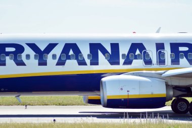 Varşova, Polonya. 6 Haziran 2018. Uçak Sp-Rsa - Boeing 737-8as - Ryanair güneş çıkarmaya hazırlanıyor.