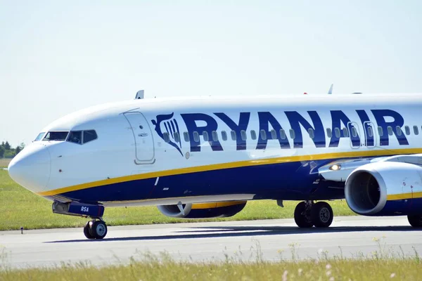 Varşova, Polonya. 6 Haziran 2018. Uçak Sp-Rsa - Boeing 737-8as - Ryanair güneş çıkarmaya hazırlanıyor.