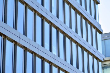 Çelik ve camdan yapılmış modern ofis binası.