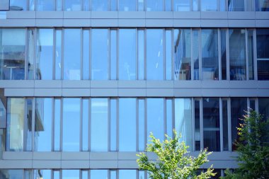 Çelik ve camdan yapılmış modern ofis binası.