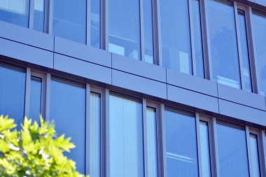 Çelik ve camdan yapılmış modern ofis binası.