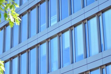 Çelik ve camdan yapılmış modern ofis binası.