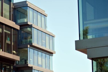 Çelik ve camdan yapılmış modern ofis binası.