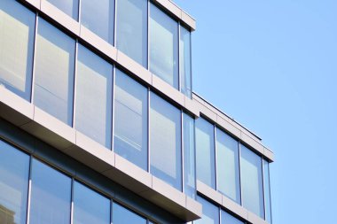 Çelik ve camdan yapılmış modern ofis binası.