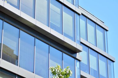 Çelik ve camdan yapılmış modern ofis binası.