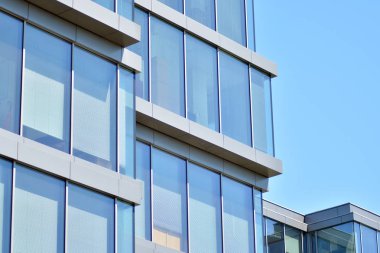 Çelik ve camdan yapılmış modern ofis binası.