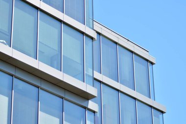 Çelik ve camdan yapılmış modern ofis binası.