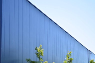 Çelik ve camdan yapılmış modern ofis binası.