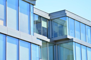 Çelik ve camdan yapılmış modern ofis binası.