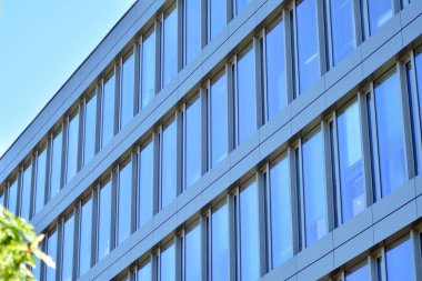 Çelik ve camdan yapılmış modern ofis binası.