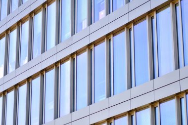 Çelik ve camdan yapılmış modern ofis binası.