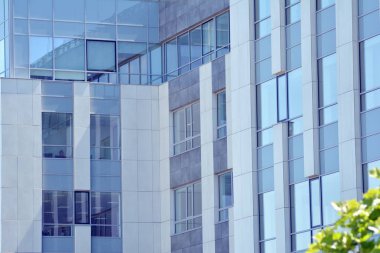 Çelik ve camdan yapılmış modern ofis binası.