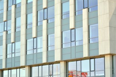 Çelik ve camdan yapılmış modern ofis binası.