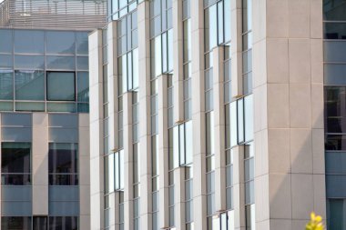 Çelik ve camdan yapılmış modern ofis binası.