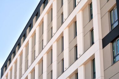 Çelik ve camdan yapılmış modern ofis binası.