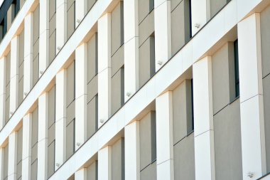 Çelik ve camdan yapılmış modern ofis binası.