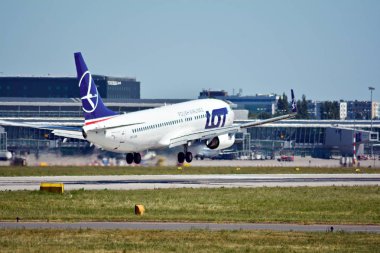 Varşova, Polonya. 8 Haziran 2018. Lot - Polonya Havayolları Boeing 737 hemen önce iniş Chopin Havaalanı'nda uçak.