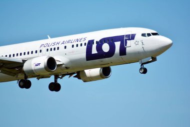 Varşova, Polonya. 8 Haziran 2018. Lot - Polonya Havayolları Boeing 737 hemen önce iniş Chopin Havaalanı'nda uçak.