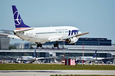 Varşova, Polonya. 8 Haziran 2018. Lot - Polonya Havayolları Boeing 737 hemen önce iniş Chopin Havaalanı'nda uçak.