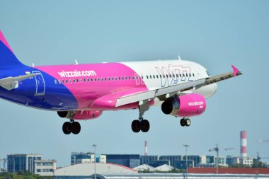 Varşova, Polonya. 8 Haziran 2018. Chopin Havaalanı'nda açılış öncesi sadece ha-Lxn - Airbus A321-231 - Wizz Air uçak.