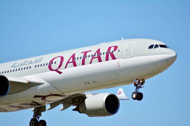 Varşova, Polonya. 8 Haziran 2018. Uçak A7-Aej Qatar Airways Airbus A330-302 sadece Chopin Havaalanı'nda açılış öncesi.
