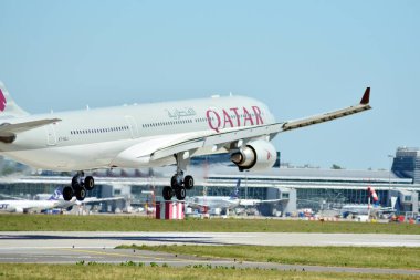 Varşova, Polonya. 8 Haziran 2018. Uçak A7-Aej Qatar Airways Airbus A330-302 sadece Chopin Havaalanı'nda açılış öncesi.