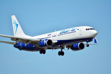 Varşova, Polonya. 8 Haziran 2018. Hemen önce iniş Chopin Havaalanı'nda uçak Yr-Bmj-Boeing 737 - 8k 5 - mavi hava.