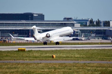 Varşova, Polonya. 8 Haziran 2018. Hemen önce iniş Chopin Havaalanı'nda uçak Es-Acl - Bombardier Crj-900lr - bölgesel Jet.