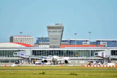Varşova, Polonya. 8 Haziran 2018. Varşova Chopin Havaalanı. Uçak iniş sonra havaalanında. Varşova'daki havaalanında uçak. Uçak havaalanında, dolum kamyon yakın park edilmiş.